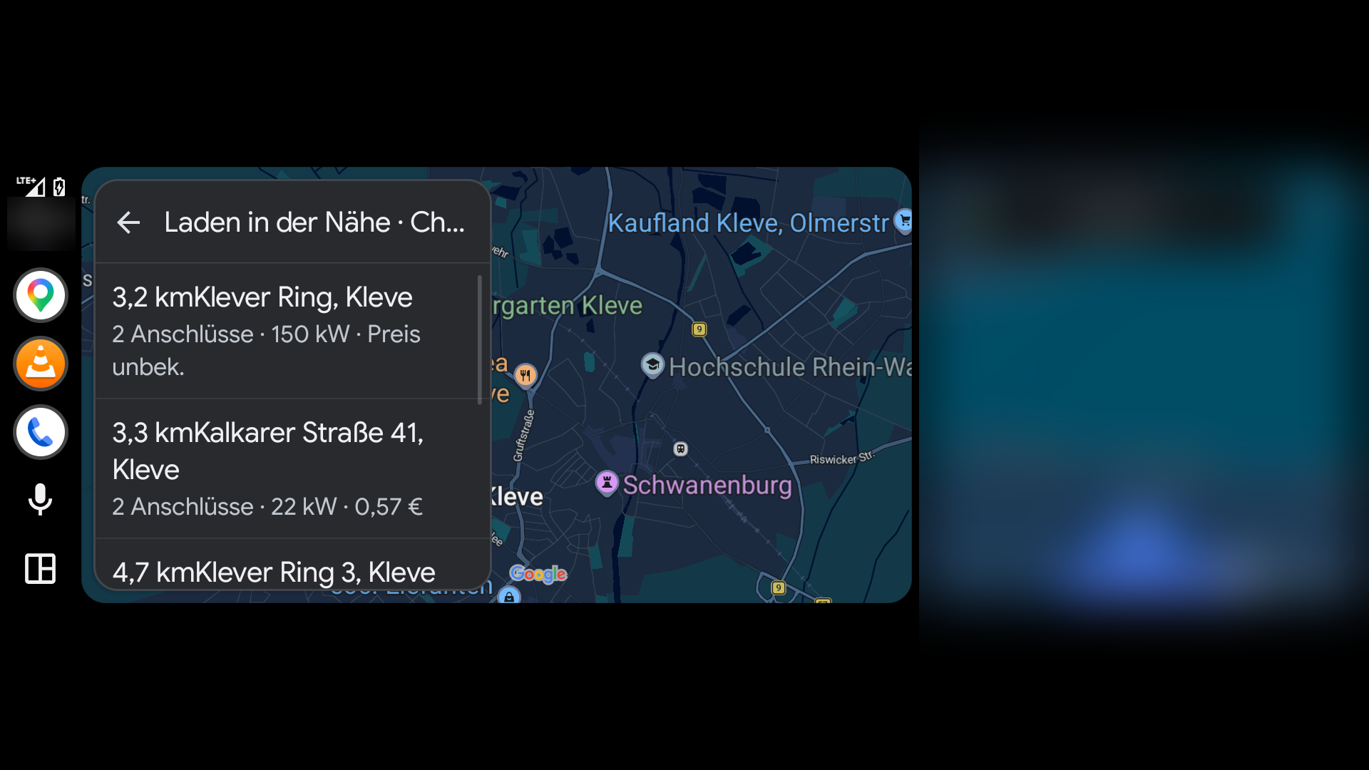 Ladestationen-Liste der Android-Auto-App mit Karte und nach Standort gruppierten Ladeorten
